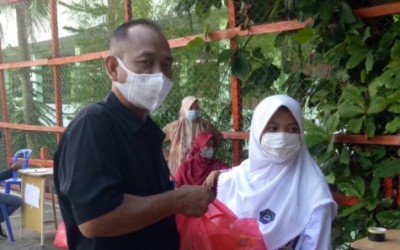 Berbagi Kebahagiaan, SMAN 3 Balikpapan Bagikan Paket Sembako untuk Internal Sekolah